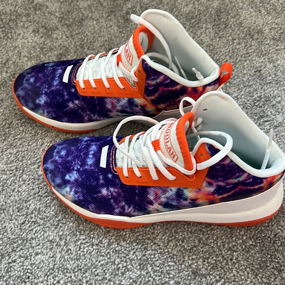 NWOT women’s sneakers - Picture 3 of 4